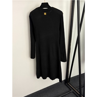 Прямое трикотажное платье с декоративными золотыми пуговицами особой формы с длинными рукавами  Schiaparell*i