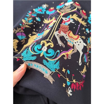 Женская толстовка с воротником поло и вышитым принтом