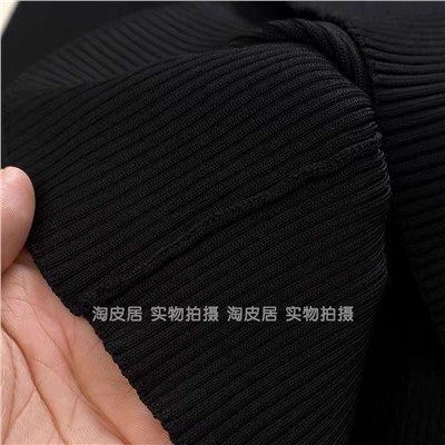 Женский пуловер с V-образным вырезом горловины и декором в виде крупной металлической цепи  Н*М