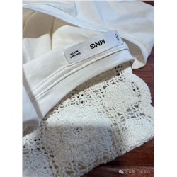 Женская блузка с кружевными рукавами  Прямой свободный стиль, спущенное плечо  Mang*o