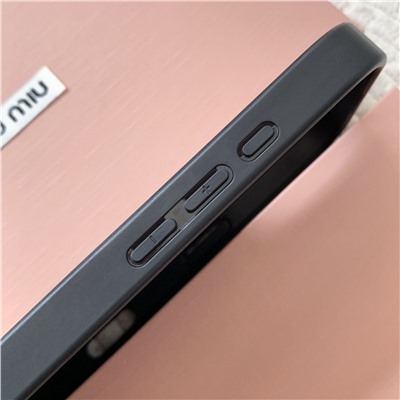 новый чехол для мобильного телефона из натуральной кожи с тиснением логотипа  Весь комплект чехлов изготовлен из импортной овчины из ТПУ + итальянский экологически чистый суперсъемный внутренний слой (! В чехлах для мобильных телефонов все материалы изготовления на высшем уровне)  Что касается мастерства и качества этого чехла для мобильного телефона, то он сделан по заказу