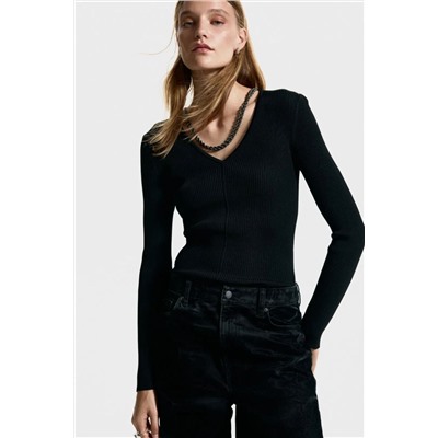 Женский пуловер с V-образным вырезом горловины и декором в виде крупной металлической цепи  Н*М