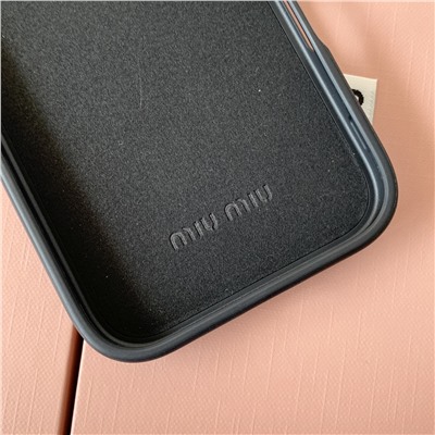 новый чехол для мобильного телефона из натуральной кожи с тиснением логотипа  Весь комплект чехлов изготовлен из импортной овчины из ТПУ + итальянский экологически чистый суперсъемный внутренний слой (! В чехлах для мобильных телефонов все материалы изготовления на высшем уровне)  Что касается мастерства и качества этого чехла для мобильного телефона, то он сделан по заказу