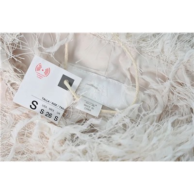 Стильный женственный жакет с блестящими шелковыми кисточками и отделкой из перьев.