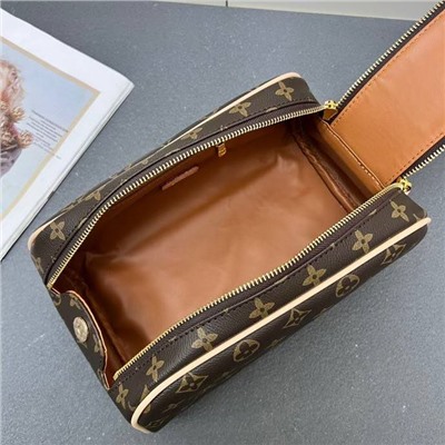 Вместительная и удобная косметичка  Loui*s Vuitto*n