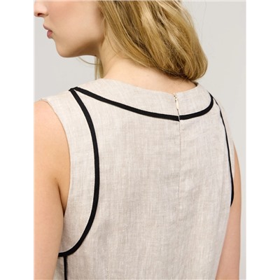 Бежевое приталенное платье без рукавов с поясом