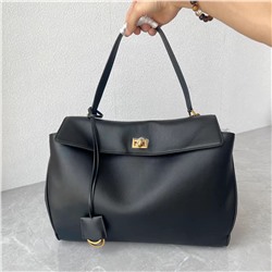 Женская кожаная сумка актуальной формы