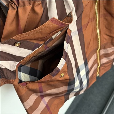 Женская куртка-ветровка в клетку контрастного цвета с капюшоном  Burberr*y