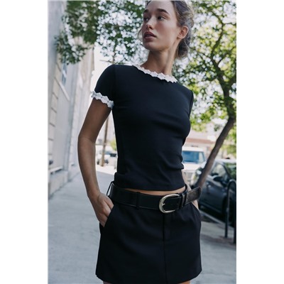 FLOWER DETAIL T-SHIRT