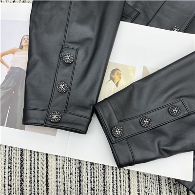 куртку из овечьей кожи с воротником-стойкой, индивидуальной пряжкой с двойным логотипом C, подкладкой цвета камелии, фурнитурой, безупречными деталями