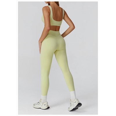 Легкий женский спортивный костюм