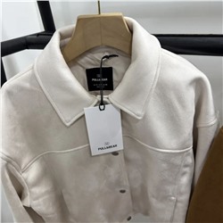 Женская замшевая куртка свободного кроя со спущенным плечом