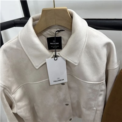 Женская замшевая куртка свободного кроя со спущенным плечом