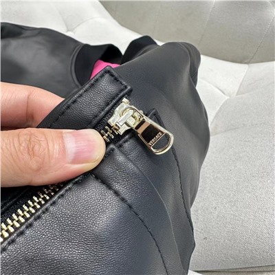 Импортная итальянская кожа ягненка.Очень мягкая.Очень облегающая посадка.Верхняя часть тела очень красивая.Спинка имеет талию и трехмерный крой.Выглядит как уникальная кожаная куртка.