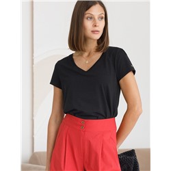 Базовая футболка из премиального хлопка с V образным вырезом