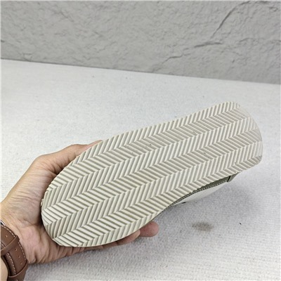 Женские спортивные кроссовки