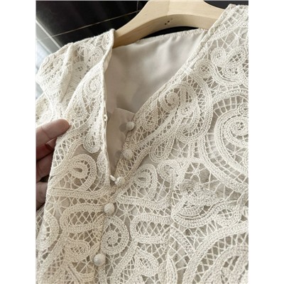 Нежное элегантное облегающее кружевное платье на пуговицы