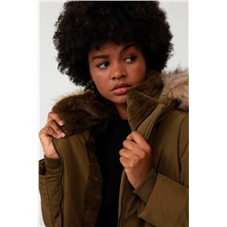 Anorak con capucha Caqui