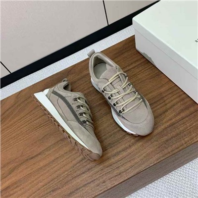 Брунелл* Кучинелл*】повседневные кроссовки. Верх выполнен из импортной воловьей и воловьей кожи. Аксессуары-цепочки из бисера ручной работы! Внутренняя набивка из саржевого хлопка высокой плотности и оригинальная формованная подошва!