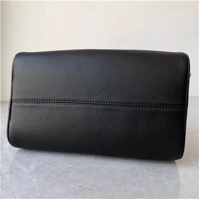 Вместительная женская кожаная сумка