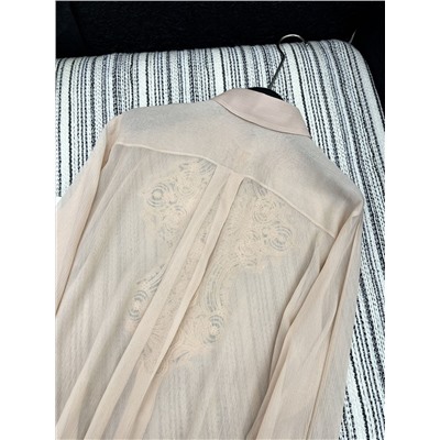 качество люкс  Ermanno scervin*｜King of Lace 2025, новое поступление, шелковая рубашка с кружевной вышивкой и острым воротником Индивидуальный материал YB из 100% тутового шелка с гладкой текстурой, комфортной и питательной кожей, а также благородным дизайном рубашки с заниженными плечами и острыми лацканами, который модифицирует фигуру, делает вас мягким и элегантным и имеет тяжелую водорастворимую вышивку. Распространение на большой площади в области декольте, плеч, шеи и передней части. Вырисовывающаяся текстура прозрачной основной ткани делает его еще более сексуальным. Великолепное, большое боди, однотонное, универсальное, легко сочетается, классический стиль, многослойное. для создания эффекта юбки, более модные способы игры, легко адаптируется к другим вещам