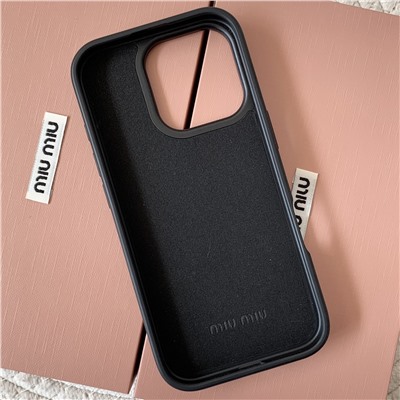 новый чехол для мобильного телефона из натуральной кожи с тиснением логотипа  Весь комплект чехлов изготовлен из импортной овчины из ТПУ + итальянский экологически чистый суперсъемный внутренний слой (! В чехлах для мобильных телефонов все материалы изготовления на высшем уровне)  Что касается мастерства и качества этого чехла для мобильного телефона, то он сделан по заказу