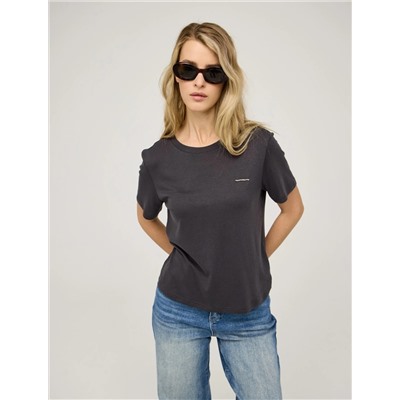 Серая футболка с защипом на спине