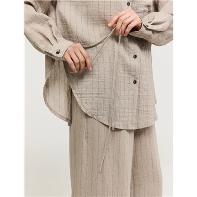 Бежевая рубашка в полоску