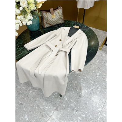 Maxmara Bondone имеет большую длину и больше подходит для женщин ростом выше 163 см. Изготовлен из двухрядной роговой пряжки и гофрированного кашемира. Все изделие сшито вручную. Ткань: 100% кашемир. Распродажа  оригинальный сингл