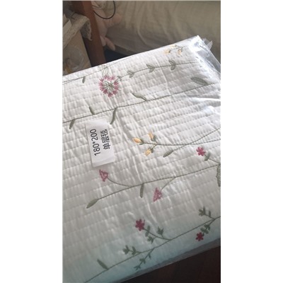 Мягкое и нежное  покрывало с наволочками с нежной вышивкой