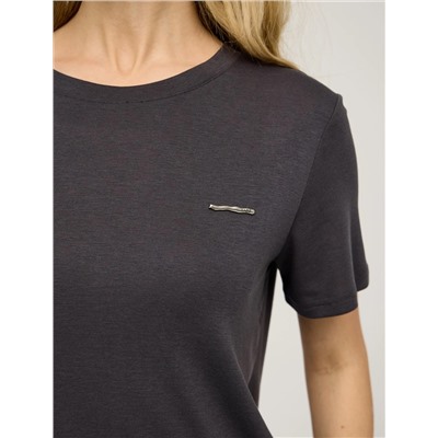 Серая футболка с защипом на спине