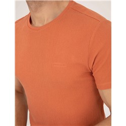 Kahverengi Slim Fit Dokulu Bisiklet Yaka Tişört