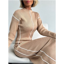 Узкое платье средней длины в полоску с контрастной строчкой и полувысоким воротником