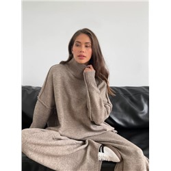 Комплект из свитера с высоким воротником и разрезом и вязаных брюк свободного кроя