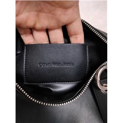 Однотонная сумка через плечо в стиле бренда Calvin Klei*n на регулируемом ремешке