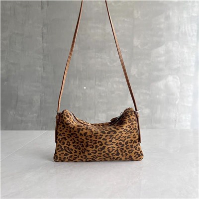 Мягкая маленькая женская сумка из натуральной кожи