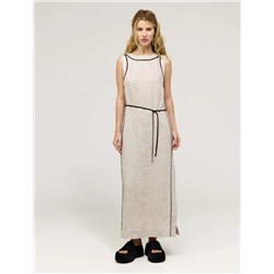 Бежевое приталенное платье без рукавов с поясом