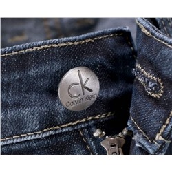 Мужские джинсы Calvin Klein  Реплика 1:1 с использованием оригинальной фурнитуры (пуговицы, молния, задняя кожаная бирка с буквами) Высококачественный материал: хлопок с эластаном