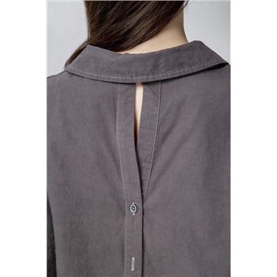 Серая блузка с углообразным вырезом