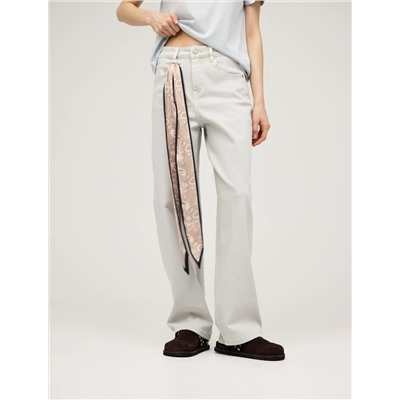 Серые зауженные джинсы с платком