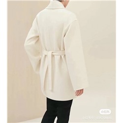 Пальто  Her*, двустороннее шерстяное пальто с большими карманами, изготовлено из высококачественной двусторонней кашемировой шерсти 100. Она плотная и не пропускает свет. Цвет поверхности однородный, волосы тонкие, замша пухлая. С точки зрения производственного процесса, ручная резка швов является очень важным процессом. Он требует от опытных и квалифицированных работников проверки расстояния и глубины шва для каждой детали. Швы необходимо фиксировать простыми полосками, чтобы обеспечить герметичность швов. сшиты, линии более плавные и изысканные. Каждое двустороннее шерстяное пальто по своей сути роскошно, а ценность его кроется в упорном труде. Это связано не только с превосходством готовой продукции ручной работы, но и с самими характеристиками ткани, которые заложили основу для более высокой цены