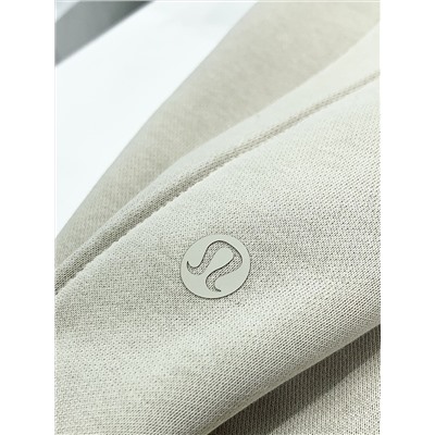 распродажа спортивные штаны с начесом lululemon 丨 Scuba Lulu идеально подходят для флисовых спортивных штанов в холодную зиму. Ткань с начесом из смесового хлопка пропускает воздух, мягкая и приятная для кожи, легкая и теплая. Дизайн с высокой талией, шнурок можно разместить внутри или снаружи, придавая ему гладкий вид и уменьшая объем.