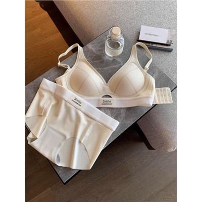 Комплект спортивного бесшовного нижнего белья