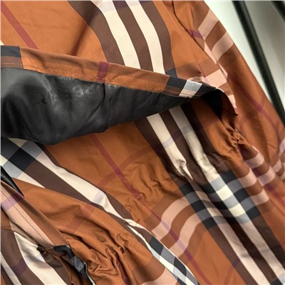 Женская куртка-ветровка в клетку контрастного цвета с капюшоном  Burberr*y