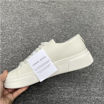 Подлинная основная линия GIORGIOARMANI (Giorgio Armani). 1: Ткань изготовлена ​​из импортной итальянской телячьей кожи: высококачественная обувь и одежда бренда: логотип, тисненый на пятке: материалы и производственные процессы на месте. 2: подкладка из телячьей кожи (синхронизация подошвы), открытая стелька, межподошва также изготовлена ​​из итальянской кожи высотой с дерево с тисненым запатентованным логотипом Хью. 3: Подошва изготовлена ​​из резинового белого мешка, черного цвета, произведена профессиональной фабрикой, нижний рисунок выполнен из полос с противоскользящим и износостойким эффектом, а оригинальная доска разработана и изготовлена, и поставляется оригинальная упаковка. . Упаковано в оригинальную коробку, в комплекте с бирками.