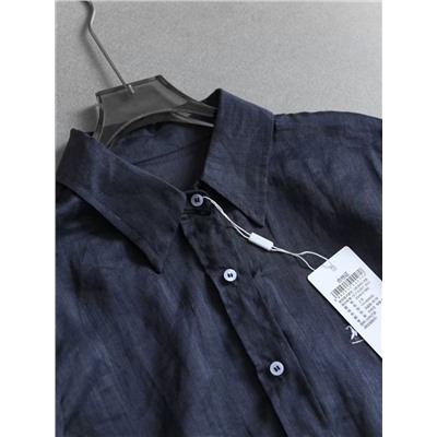 Женская прямая рубашка и белоснежные красивые брюки создают прекрасный комплект