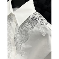 Оригинальное качество Ermanno scervin*｜King of Lace 2025, новая короткая рубашка с острым воротником 100% хлопок саржи YB по индивидуальному заказу с гладкой и удобной текстурой. Рубашка с заниженными лацканами подчеркивает фигуру. Мягкая и элегантная водорастворимая вышивка широко распространена на плечах, шее, спереди и сзади. Выпуклая текстура более сексуальна. Великолепные манжеты повторяют стиль дизайна, более скоординированы и унифицированы. ткани и аксессуары по индивидуальному заказу.