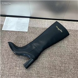 женские ботинки Dior осенне-зимней серии D-Town на толстом каблуке с логотипом Stars и пряжкой в ​​стиле мотоциклетные сапоги на высоком каблуке с квадратным носком. Материал: импортный верх из цельнозерновой телячьей кожи + подкладка из яловой кожи, окрашенная в воду + подошва из итальянской натуральной кожи + оригинальная литая пряжка. Высота каблука: 8 см.