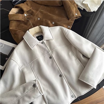 Женская замшевая куртка свободного кроя со спущенным плечом