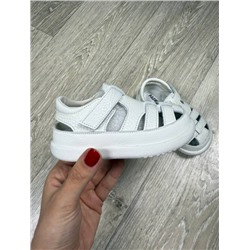 Сандали Натуральная кожа – ножка дышит и не потеет   Мягкая подошва – комфорт при каждом шаге   Удобная застёжка – легко надевать и снимать   Классический дизайн – подойдёт к любой одежде    Отличный выбор для прогулок, садика и путешествий!